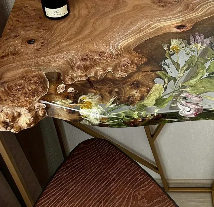 Стол с живым краем из дерева и смолы